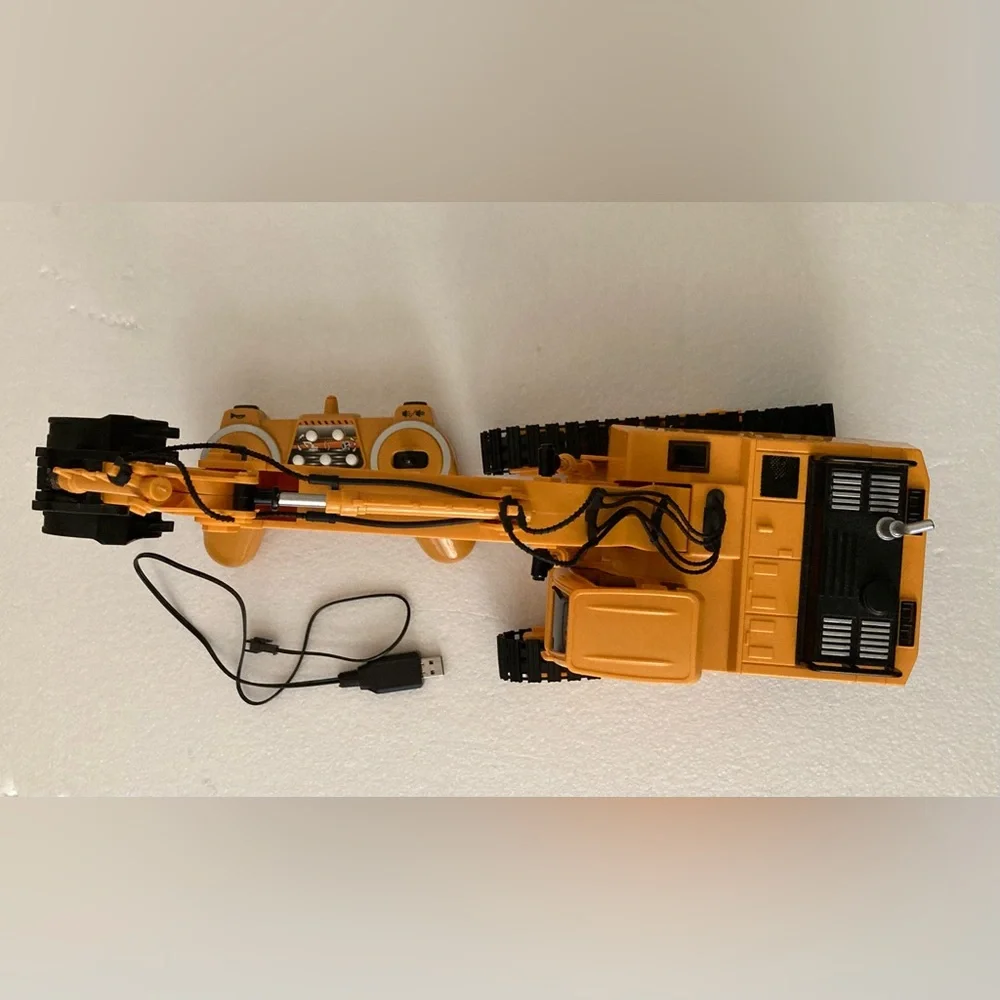 Remote Control Excavator - Picture 2 of 3